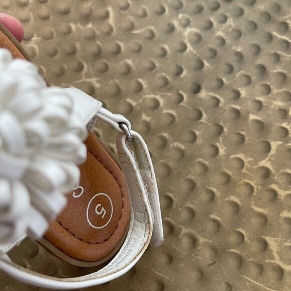 Cat & Jack White Pom Pom Sandals Size 5 - Picture 4 of 4